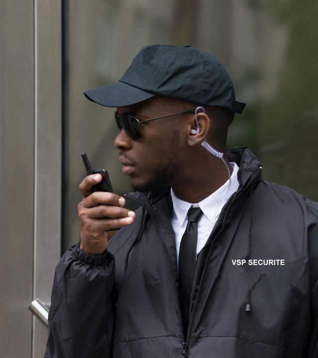 Security Guard Talking On Walkie-Talkie agent de sécurité